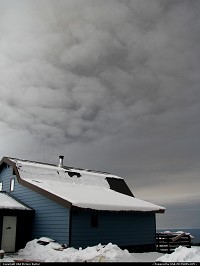 Alaska, Image courtesy of the photographer, Dennis Anderson, http://www.auroradude.com/ . Ash Cloud after the Redoubt Volcano eruption en mars 2006.
