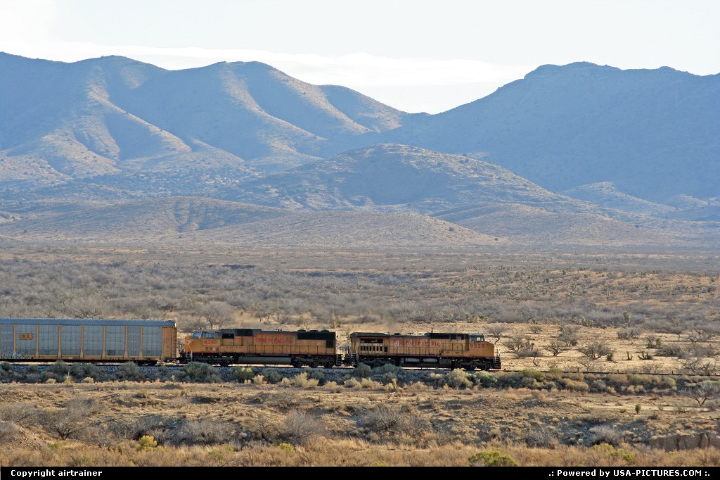 Picture by airtrainer: Hors de la ville Arizona   train, desert, mountains