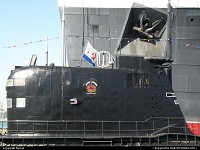 They have soldiered for long around the globe in different ways and they have found the same rest place in Long Beach : The british Queen Mary liner and the soviet Scorpion submarine.