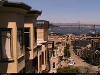 San Francisco : En haut de la colline. La Baie et le pont d'Oakland
