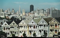vue de San Francisco avec au premier plan les maisons d'poque Victorienne