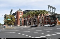  Le AT&T Park (auparavant Pacific Bell Park et SBC Park, surnommé The Phone Booth, The House that Bonds Built, Mays Field ou encore Telephone Park) est un stade de baseball situé dans le quartier de South Beach au bord de McCovey Cove à San Francisco, en Californie. Depuis 2000, ses locataires sont les San Francisco Giants, une équipe de baseball de la Ligue nationale en MLB. En 2001, les San Francisco Demons de la XFL y ont joué. L'Emerald Bowl est un match de football américain universitaire qui se tient depuis 2002 à San Francisco au AT&T Park. Sa capacité est de 41 907 places qui peuvent s'ajouter à 1 500 places additionnelles. Le stade dispose de 68 suites de luxe et 5 200 sièges de club. plus d'infos, http://fr.wikipedia.org/wiki/AT%26T_Park 