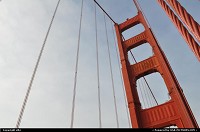 San Francisco : Le Golden Gate Bridge est un pont suspendu qui traverse le 