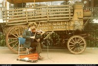San Francisco : Another timeless glimpse of Girardelli Square acted by this violonist on the middle of his performence.