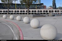 Le AT&T Park (auparavant Pacific Bell Park et SBC Park, surnomm The Phone Booth, The House that Bonds Built, Mays Field ou encore Telephone Park) est un stade de baseball situ dans le quartier de South Beach au bord de McCovey Cove  San Francisco, en Californie. Depuis 2000, ses locataires sont les San Francisco Giants, une quipe de baseball de la Ligue nationale en MLB. En 2001, les San Francisco Demons de la XFL y ont jou. L'Emerald Bowl est un match de football amricain universitaire qui se tient depuis 2002  San Francisco au AT&T Park. Sa capacit est de 41 907 places qui peuvent s'ajouter  1 500 places additionnelles. Le stade dispose de 68 suites de luxe et 5 200 siges de club. plus d'infos, http://fr.wikipedia.org/wiki/AT%26T_Park