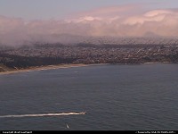 La ville dans la brume et les nuages, comme souvent. Le Golden Gate Park au mileu, entour de constructions typiques  San Francisco. Vous pouvez aussi voir la plage 