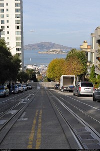 , San Francisco, CA, Les rails des cables car. au fond alcatraz