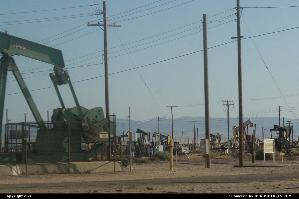 Picture by elki: Hors de la ville California   Fuel pump california
