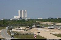 Cape Canaveral : Un pad d'assemblage dy Space Shuttle au Kennedy Space Center. la piste sur la droite est utilise par le 