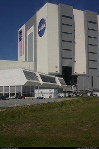 Un pad d'assemblage du Space Shuttle au Kennedy Space Center. C'est bien sur un batiment massif et haut. Une porte tait ouverte, offrant une vue limite sur le travail d'assemblage en cours.