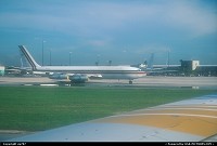 Vue sur une des nombreuses zones de fret disséminées à travers l'aéroport, alors qu'un Boeing 707 se repose entre deux missions. Au premier plan, une partie de l'aide droite d'un Boeing 737 de Bahamasair au roulage vers la piste 12/30.