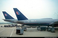 United Air Lines sur ses terres. Un Boeing 757-200 et un 747-200 se tiennent mutuellement compagnie aux portes C du terminal 1 à l'aéroport international d'O'Hare. depuis, la compagnie a changé de livrée.