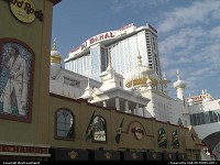 Atlantic City : The Trump Taj Mahal hotel and resort from the boardwalk