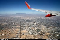 Las Vegas : Scenic approach over Las Vegas, see how close the airport is from the Strip !