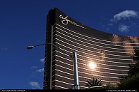 Las Vegas : The Wynn, still an icon the strip. The bended building looks good under the wonderful weather of the Sin City