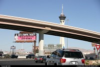Las Vegas : La stratosphere derriere une bretelle d'autoroute