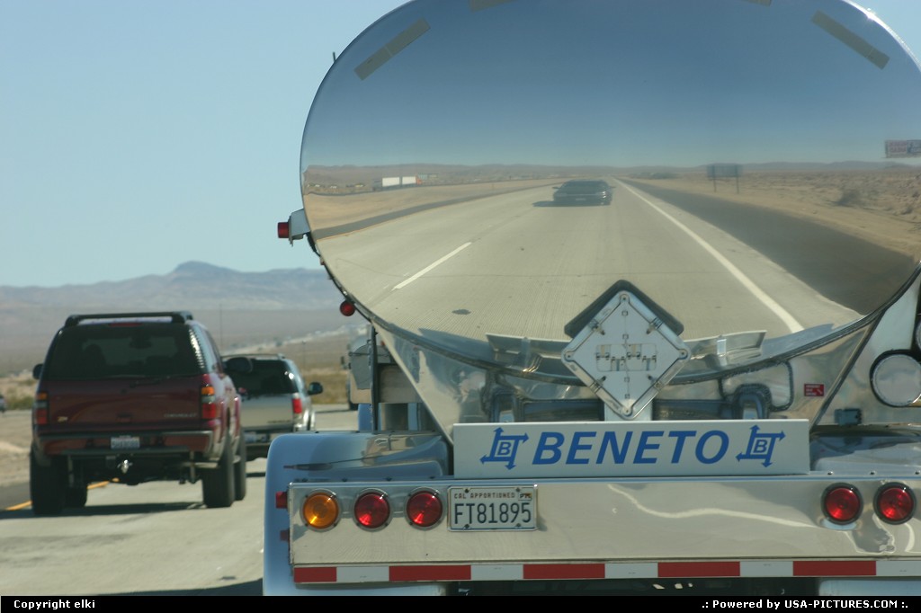 Picture by elki: Hors de la ville Nevada   Camions i15
