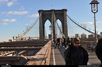 New-York, Texte de Wikipedia, plus d'infos sur : http://fr.wikipedia.org/wiki/Pont_de_brooklyn Le pont de Brooklyn (ou Brooklyn Bridge) à New York est l'un des plus anciens ponts suspendus des États-Unis. Il traverse l'East River pour relier l'île de Manhattan au borough de Brooklyn. Long de deux kilomètres, il a été ouvert à la circulation le 24 mai 1883, après 14 ans de travaux. Pendant cette seule journée 1 800 véhicules et 150 300 personnes l'ont emprunté. Le pont a coûté 18 millions de dollars de l'époque et on estime que 27 personnes ont trouvé la mort pendant les travaux. Son architecte, John Augustus Roebling est mort des suites d'un accident sur le chantier, quelques jours seulement après le début des travaux. C'est son fils, Washington Augustus Roebling, aidé de sa femme Emily, qui mènera le projet à son terme. Une semaine après son ouverture, le 30 mai, une rumeur prétendant que le pont allait s'effondrer provoqua une panique qui fit 12 victimes.