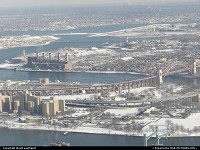 New York, vue d'helicopter avec l'aeroport LaGuardia en haut a droite de la photo.