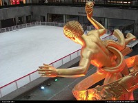 New York : ice rink at the bottom of the rockfeller center