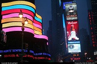 New York : Le toujours trs color Times Square, de nuit et sous la neige