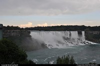 Les superbes chutes du Niagara (Partie Americaine) depuis le sol Canadien