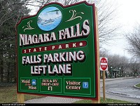 Niagara Falls : L'entre du site des chutes du Niagara. Remarquez le bateau 