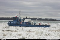 Niagara Falls : Niagara river, a boat is operating. Maybe to break the ice ?