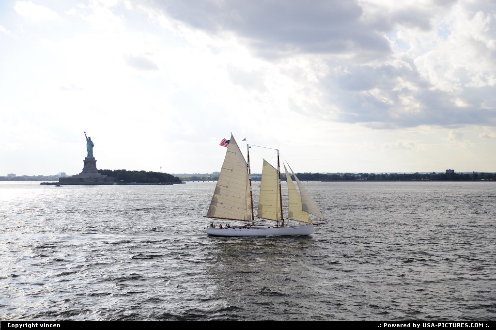 Picture by vincen: New York New-york   statue liberty sea