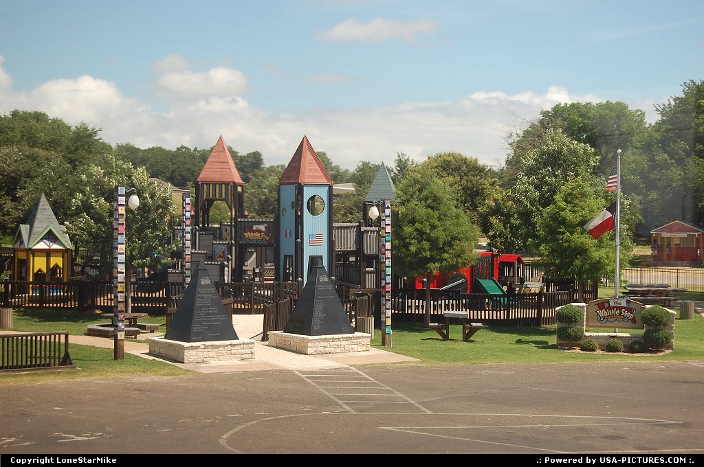 Picture by LoneStarMike: Temple Texas   park, children,
