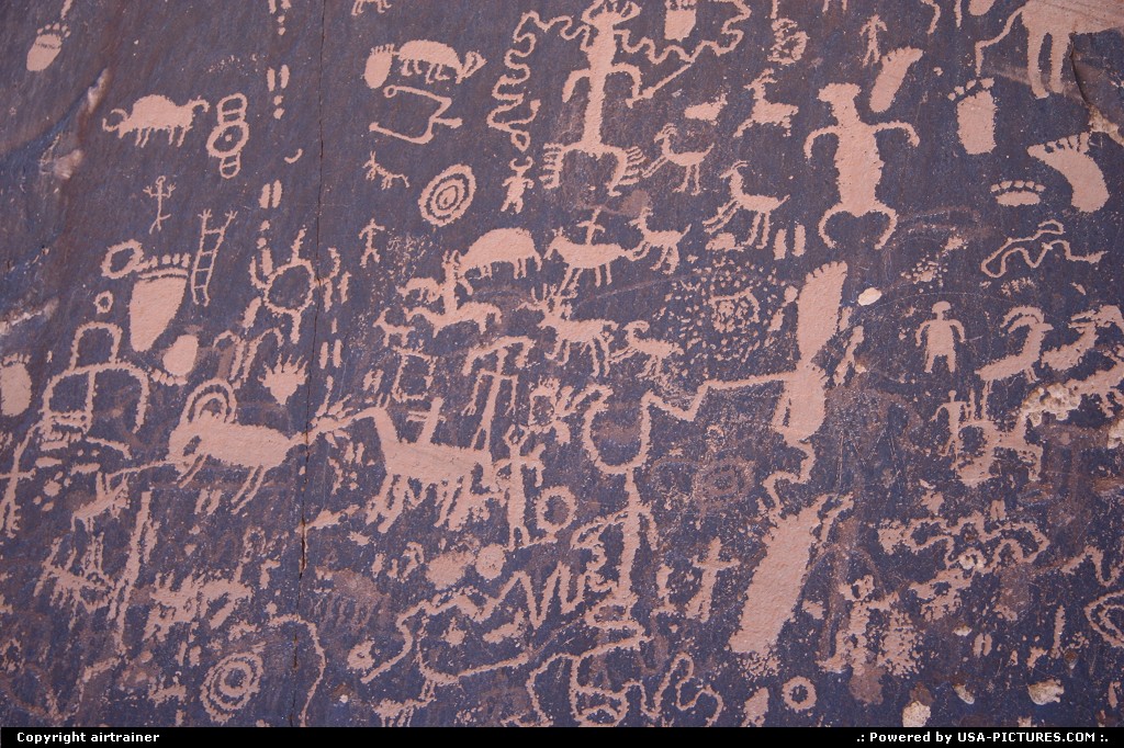 Picture by airtrainer: Hors de la ville Utah   petroglyphs, newspaper rock