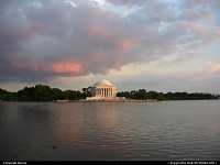 Washington : Cloudy sunset on the Jefferson Memorial on the Potomac river