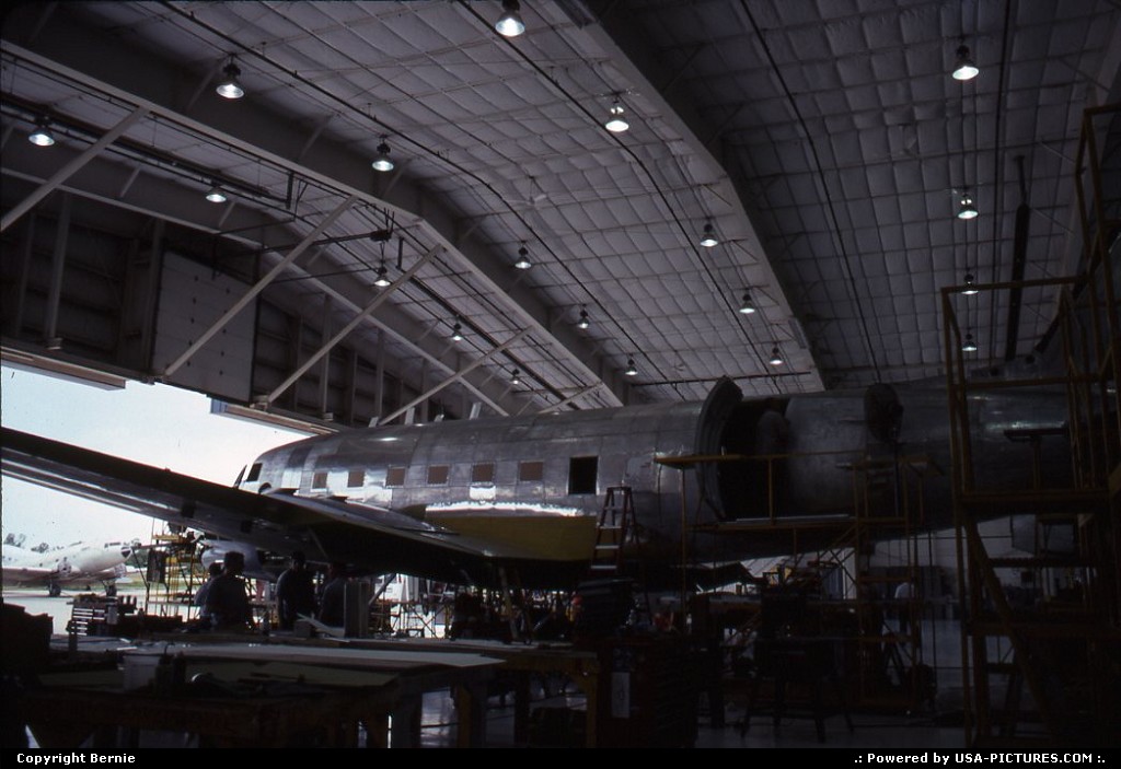 Picture by Bernie: Oshkosh Wisconsin   usine, avion, DC3
